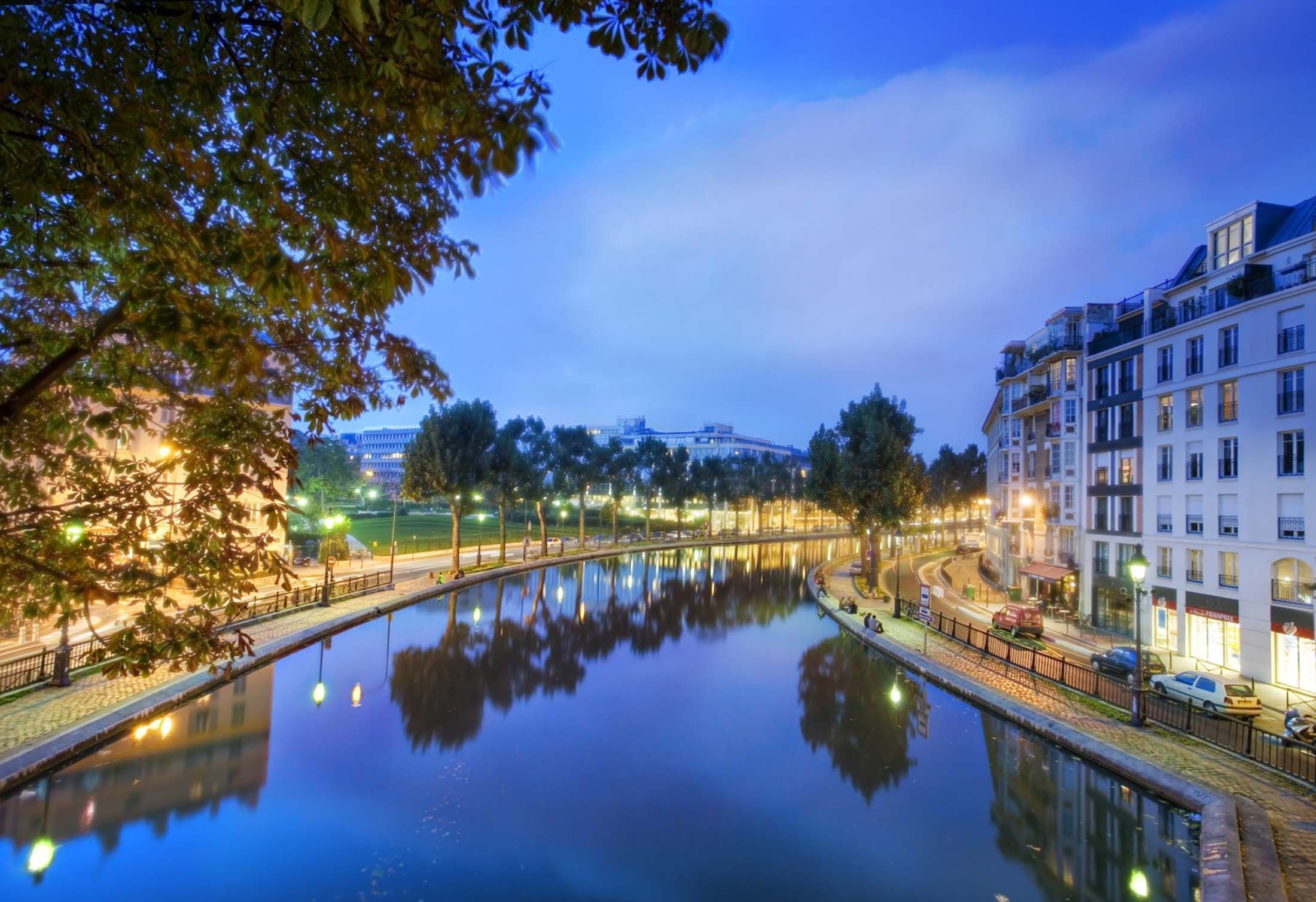 Hotel International Paris - Surrounding